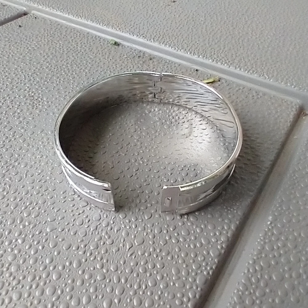 Women's silver tone textured star bracelet.